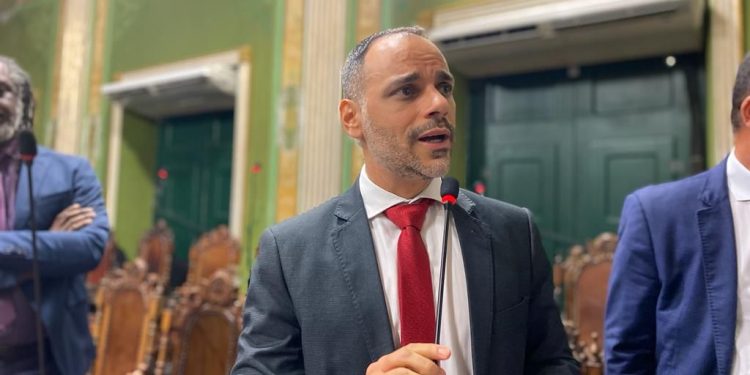 Augusto Vasconcelos comemora aprovação de projeto na Câmara Municipal