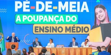 Pé-de-Meia: Programa dará R$ 2 mil por ano a alunos de baixa renda