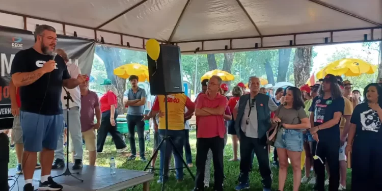 Ato em protesto de movimentos sociais e partidos é feito em Brasília