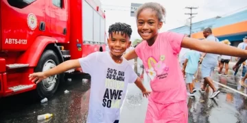 Carros-pipas são disponibilizados para amenizar o calor durante desfiles dos blocos infantis