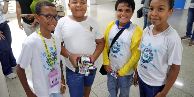 Alunos da Rede Municipal embarcam para Brasília para torneio nacional de robótica