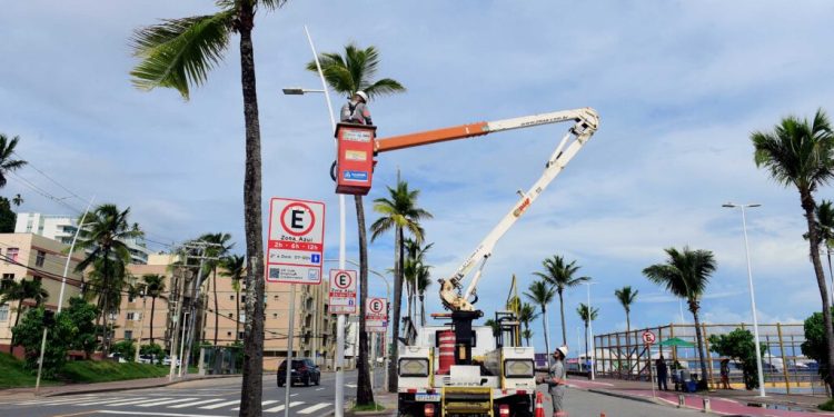 Zeladoria da iluminação na orla de Salvador inclui substituição e pintura de postes