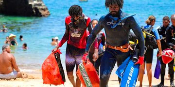 Limpurb realiza mutirão de limpeza no Porto da Barra